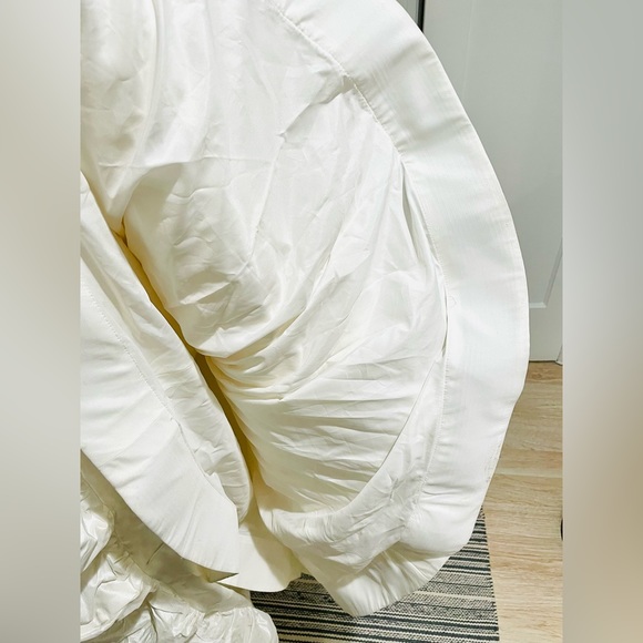 White by Vera Wang Wedding Dress – Strapless, Tiered Skirt, Train, Size 2 - Picture 13 of 16